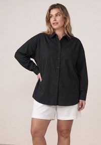 Born2be - Czarna Bawełniana Koszula o Kroju Oversize Nororena. Okazja: na co dzień. Kolor: czarny. Materiał: bawełna. Styl: elegancki, casual #1