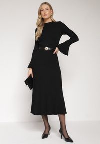Born2be - Czarna Sukienka Dzianinowa z Wiskozą z Rozszerzanymi Rękawami i Paskiem Retelva. Okazja: na randkę, na co dzień. Kolor: czarny. Materiał: dzianina, wiskoza. Styl: klasyczny, casual, elegancki #5