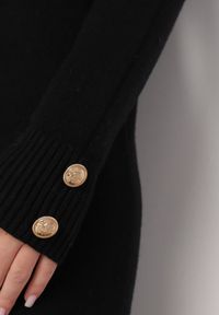 Born2be - Czarna Sweterkowa Sukienka z Modalem i Wiskozą Ozdobiona Guzikami Hesalttia. Okazja: na co dzień. Kolor: czarny. Materiał: wiskoza. Długość rękawa: długi rękaw. Wzór: aplikacja. Typ sukienki: proste. Styl: casual, elegancki #5