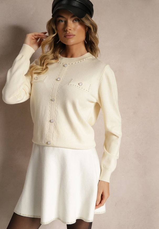 Renee - Jasnobeżowy Sweter z Wiskozą na Guziki z Perełkami i Ściągaczami Evaselle. Okazja: na co dzień. Kolor: beżowy. Materiał: wiskoza. Wzór: aplikacja. Styl: elegancki, casual