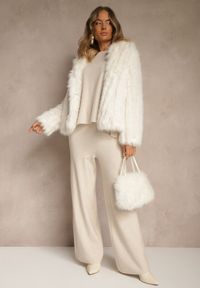 Renee - Jasnobeżowy Komplet z Dzianiny z Wiskozą Spodnie Wide Leg i Sweter ze Zdobieniami Miomea. Kolor: beżowy. Materiał: wiskoza, dzianina. Wzór: aplikacja