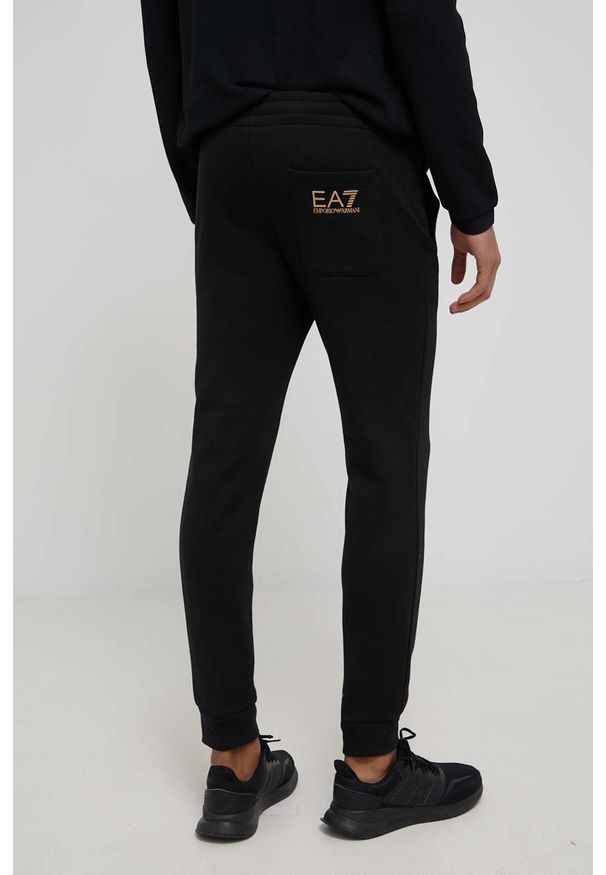 EA7 Emporio Armani Spodnie męskie kolor czarny z nadrukiem. Kolor: czarny. Wzór: nadruk