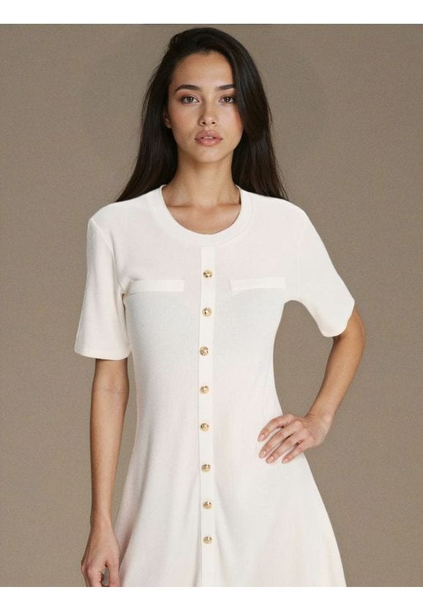 Sinsay - Sukienka mini z ozdobnymi guzikami - kremowy. Kolor: kremowy. Długość: mini