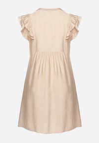 Born2be - Beżowa Sukienka Pudełkowa z Bawełną i Trójkątnym Dekoltem Ozdobiona Falbankami Vikirva. Okazja: na randkę, na co dzień. Typ kołnierza: kołnierz z falbankami. Kolekcja: plus size. Kolor: beżowy. Wzór: aplikacja. Typ sukienki: proste, dla puszystych. Materiał: bawełna. Długość rękawa: długi rękaw. Styl: elegancki, casual, klasyczny #3