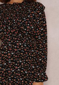 Renee - Czarna Sukienka Caeora. Kolor: czarny. Materiał: tkanina. Wzór: kwiaty. Długość: midi
