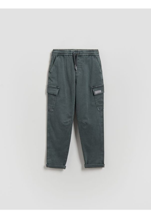 Reserved - Elastyczne spodnie cargo - granatowy. Kolor: niebieski. Materiał: tkanina, włókno, bawełna
