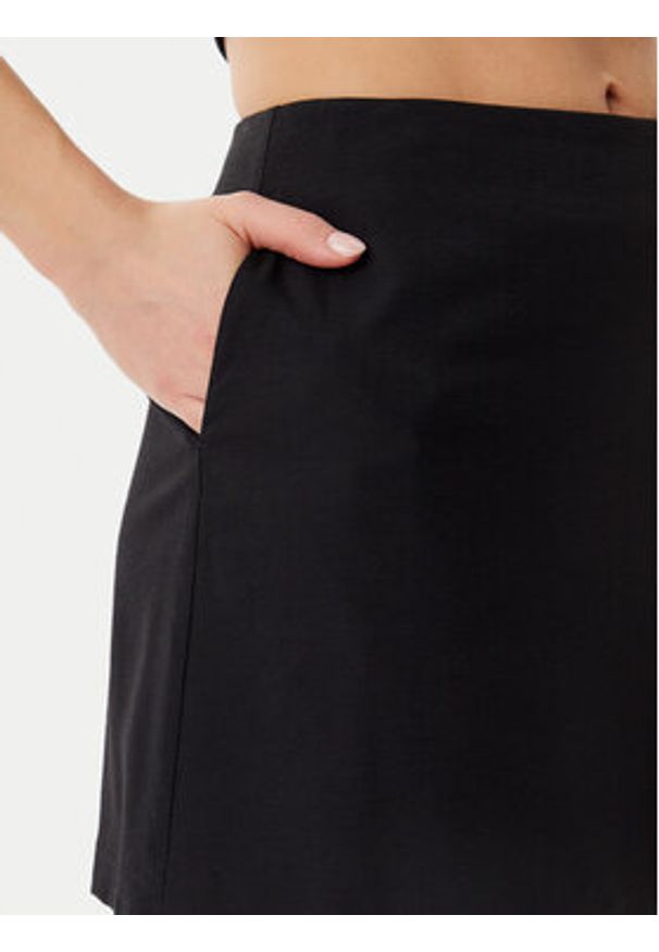 Calvin Klein Jeans Spódnica mini J20J225328 Czarny Regular Fit. Kolor: czarny. Materiał: syntetyk