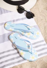 Born2be - Niebieskie Japonki Talk About It. Okazja: na plażę, na co dzień. Nosek buta: otwarty. Kolor: niebieski. Materiał: materiał. Wzór: nadruk, paski, aplikacja, kwiaty. Sezon: lato. Obcas: na płaskiej podeszwie. Styl: casual #1
