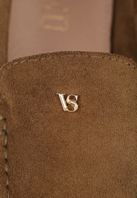 Renee - Ciemnobeżowe Mokasyny VICES z Wkładką ze Skóry Naturalnej i Metalicznym Elementem Alcimene. Nosek buta: okrągły. Kolor: beżowy. Materiał: skóra. Obcas: na obcasie. Wysokość obcasa: niski #9