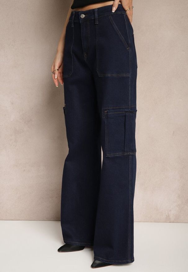 Renee - Granatowe Jeansy z Bawełną o Szerokim Kroju High Waist z Kieszeniami Cargo Phirinna. Okazja: na co dzień. Stan: podwyższony. Kolor: niebieski. Wzór: moro. Styl: casual, elegancki, militarny