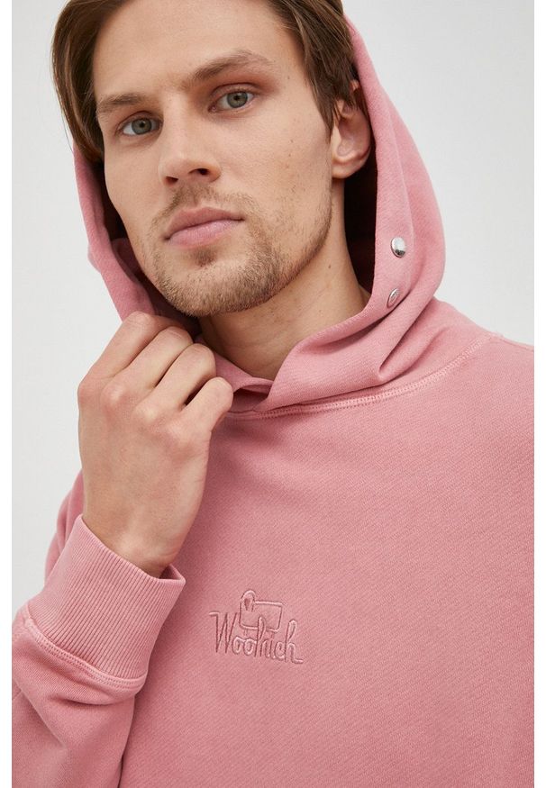 Woolrich bluza męska kolor różowy z kapturem gładka. Typ kołnierza: kaptur. Kolor: różowy. Materiał: bawełna. Wzór: gładki