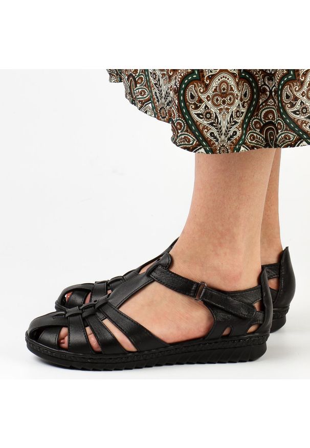 Czarne skórzane sandały damskie z zakrytymi palcami T.Sokolski A88. Kolor: czarny. Materiał: skóra. Obcas: na obcasie. Wysokość obcasa: średni