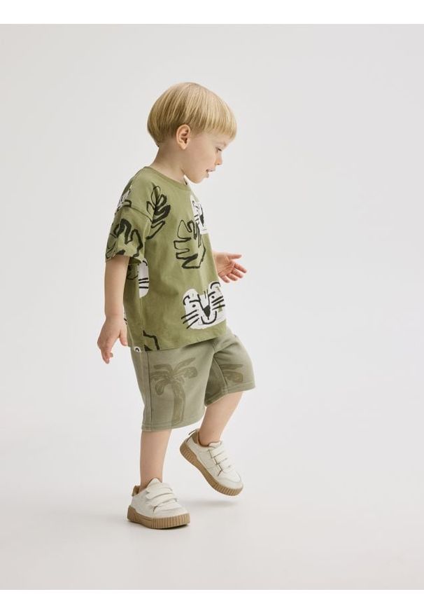 Reserved - Bawełniane szorty z nadrukiem - oliwkowy. Kolor: oliwkowy. Materiał: bawełna. Wzór: nadruk