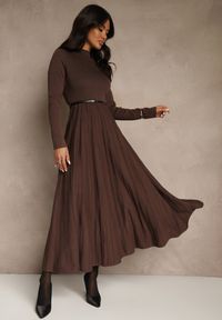 Renee - Brązowa Dzianinowa Sukienka Rozkloszowana Longsleeve z Wiskozą i Paskiem Tusnira. Okazja: na co dzień. Kolor: brązowy. Materiał: wiskoza, dzianina. Długość rękawa: długi rękaw. Typ sukienki: proste. Styl: casual, elegancki #1