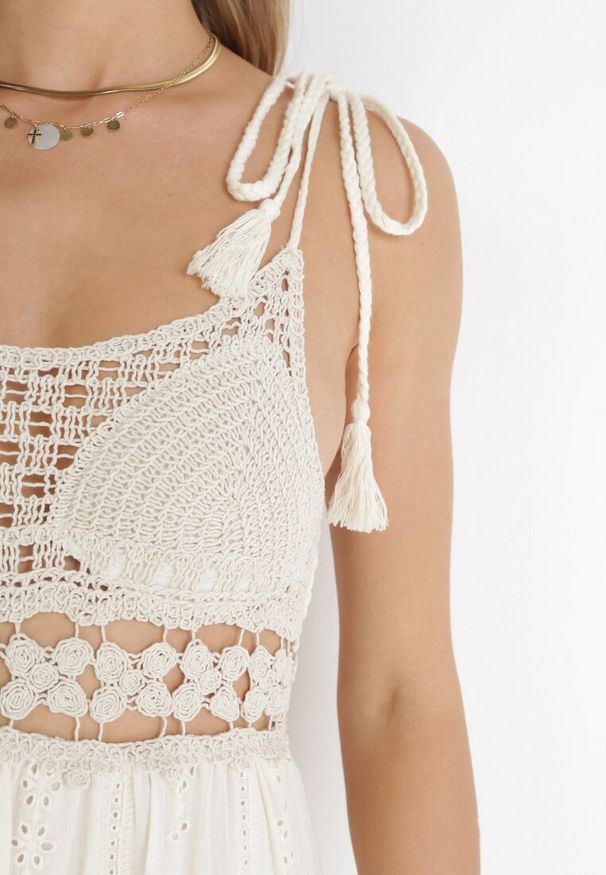 Born2be - Beżowa Sukienka Maxi z Szydełkową Górą i Haftem Serdrei. Kolor: beżowy. Materiał: tkanina, koronka. Długość rękawa: na ramiączkach. Wzór: haft. Sezon: wiosna, lato. Typ sukienki: rozkloszowane. Długość: maxi