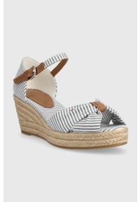 TOMMY HILFIGER - Tommy Hilfiger sandały HIGH WEDGE SEERSUCKER damskie kolor niebieski na koturnie FW0FW07158. Zapięcie: klamry. Kolor: niebieski. Materiał: guma. Obcas: na koturnie #4