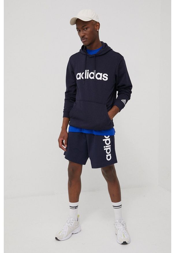 Adidas - adidas bluza męska kolor granatowy z kapturem z nadrukiem. Okazja: na co dzień. Typ kołnierza: kaptur. Kolor: niebieski. Materiał: dzianina, poliester, bawełna. Wzór: nadruk. Styl: casual