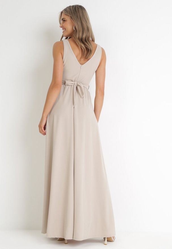 Born2be - Jasnobeżowa Sukienka Rozkloszowana Maxi z Paskiem w Cyrkonie i Wycięciem Neorise. Kolor: beżowy. Materiał: materiał. Wzór: aplikacja. Długość: maxi