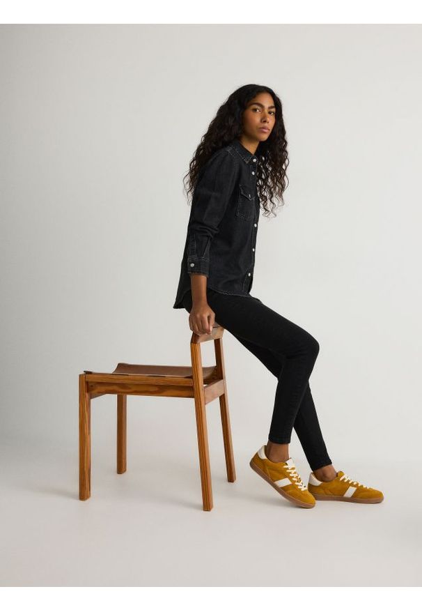 Reserved - Jeansy slim fit z wysokim stanem - czarny. Stan: podwyższony. Kolor: czarny