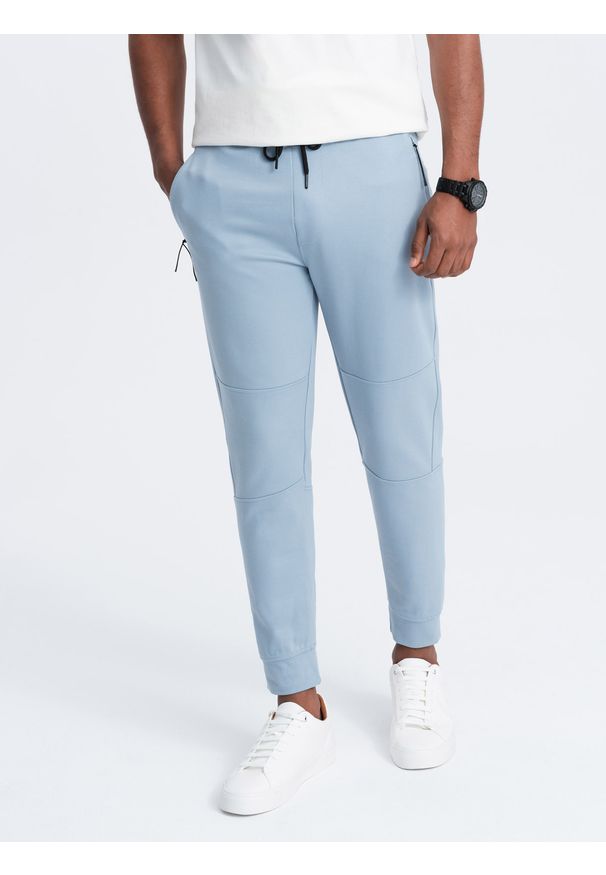 Ombre Clothing - Spodnie męskie dresowe joggery na gumce z przeszyciami – jasnoniebieskie V2. Kolor: niebieski. Materiał: dresówka. Wzór: aplikacja