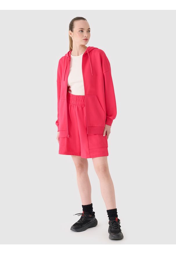 4f - 4F Bluza dresowa rozpinana z kapturem damska - różowa S. Okazja: na co dzień. Typ kołnierza: kaptur. Kolor: różowy. Materiał: dresówka. Wzór: ze splotem, gładki. Styl: sportowy, casual