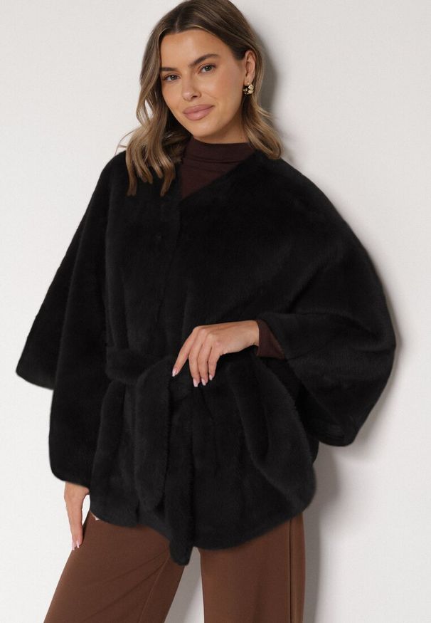 Born2be - Czarne Ponczo z Futerkiem i Wiązanym Paskiem Monalena. Okazja: do pracy, na co dzień, na spotkanie biznesowe. Kolor: czarny. Materiał: futro. Styl: casual, elegancki, biznesowy
