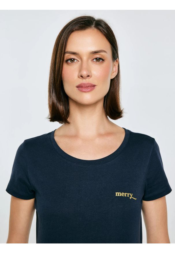Big-Star - Koszulka damska z brokatowym nadrukiem granatowa Merra 403. Kolor: niebieski. Materiał: dzianina, puch. Długość rękawa: krótki rękaw. Długość: krótkie. Wzór: nadruk. Sezon: zima. Styl: klasyczny, wizytowy