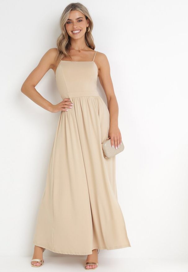 Born2be - Beżowa Sukienka Maxi na Ramiączkach z Rozcięciem na Dole i Kwadratowym Dekoltem Jacklyn. Typ kołnierza: dekolt kwadratowy. Kolor: beżowy. Długość rękawa: na ramiączkach. Sezon: wiosna, lato. Długość: maxi