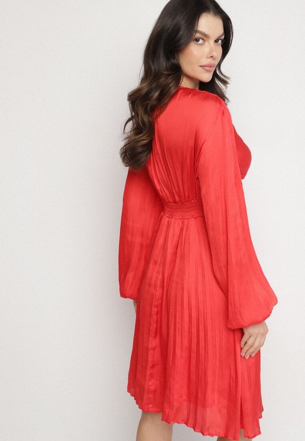 Born2be - Czerwona Rozkloszowana Sukienka Plisowana z Marszczeniem i Dekoltem w Serek Aladwen. Okazja: na co dzień. Typ kołnierza: dekolt w serek. Kolor: czerwony. Materiał: poliester. Typ sukienki: rozkloszowane, proste. Styl: casual, elegancki