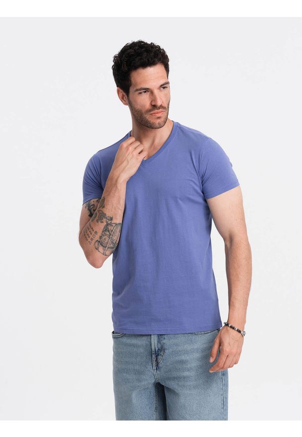 Ombre Clothing - Bawełniana klasyczna męska koszulka z dekoltem w serek BASIC – fioletowa V12 OM-TSBS-0145 - XXL. Typ kołnierza: dekolt w serek. Kolor: fioletowy. Materiał: bawełna. Wzór: ze splotem, jednolity. Styl: klasyczny