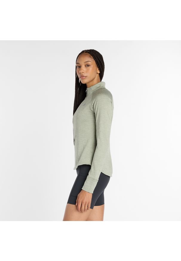 Bluza damska New Balance WT43200GSH – zielona. Kolor: zielony. Materiał: skóra, dresówka, poliester, materiał, tkanina. Wzór: aplikacja. Styl: sportowy