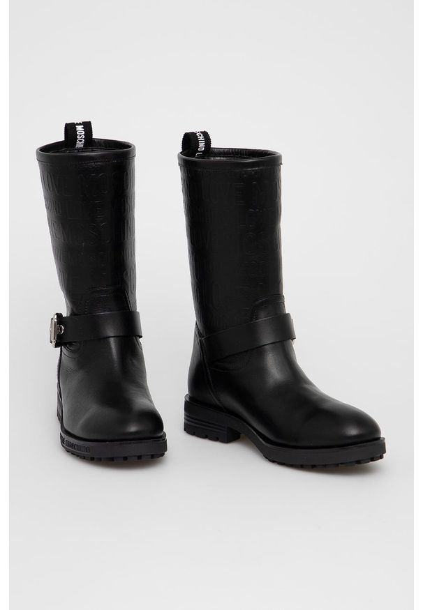 Love Moschino Kozaki skórzane damskie kolor czarny na płaskim obcasie. Nosek buta: okrągły. Kolor: czarny. Materiał: skóra. Szerokość cholewki: normalna. Obcas: na obcasie. Wysokość obcasa: niski