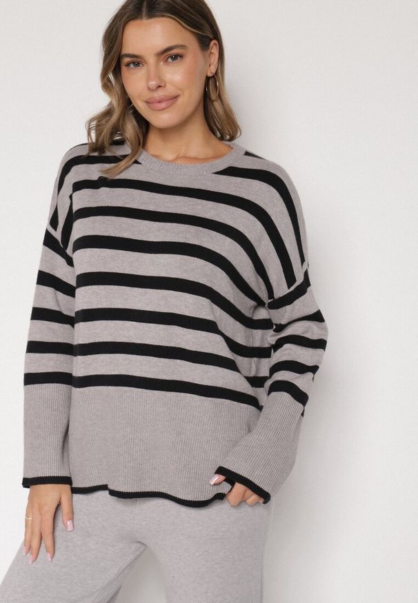 Born2be - Czarno-Szary Sweter o Kroju Oversize z Motywem Pasków Irtusa. Okazja: na co dzień. Kolor: czarny. Materiał: jeans. Styl: casual