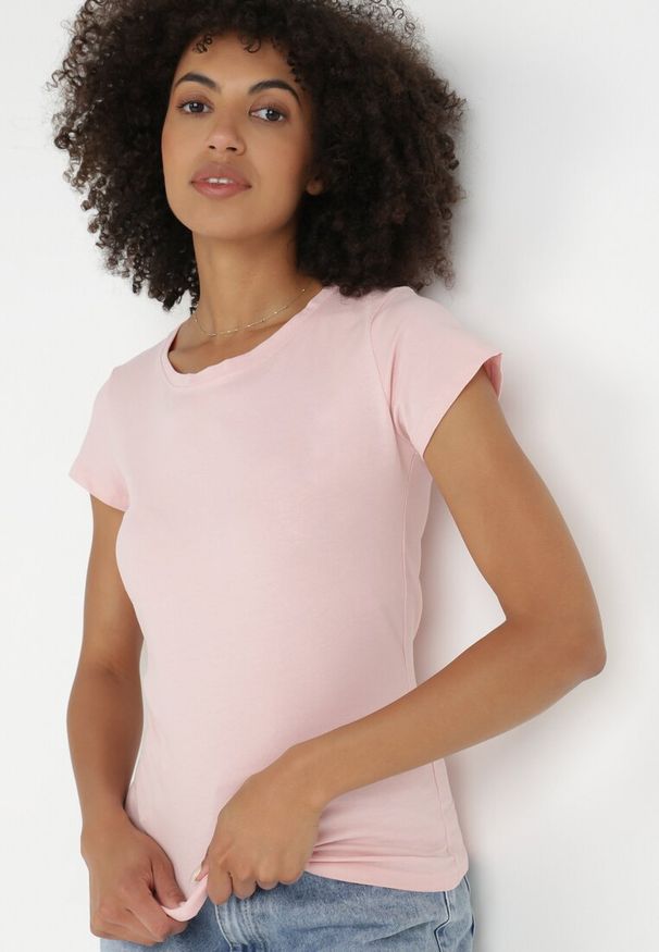 Born2be - Jasnoróżowy T-shirt Gathanthei. Okazja: na co dzień, do domu. Kolor: różowy. Materiał: bawełna, dzianina, dresówka, jeans. Długość rękawa: krótki rękaw. Długość: krótkie. Wzór: gładki. Styl: klasyczny, casual, sportowy