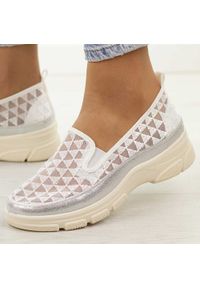 POTOCKI - Białe przewiewne półbuty damskie Potocki 103302. Okazja: na co dzień. Nosek buta: okrągły. Kolor: biały. Materiał: skóra. Szerokość cholewki: normalna. Sezon: wiosna, lato. Styl: casual, klasyczny #1