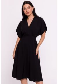 BeWear - Rozkloszowana sukienka z kopertowym dekoltem czarna. Kolor: czarny. Sezon: lato, wiosna. Typ sukienki: kopertowe