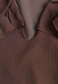 Renee - Brązowa Bluzka w Stylu Coquette z Falbankami i Wiązaniem przy Szyi Seathrina. Typ kołnierza: kołnierz z falbankami. Kolor: brązowy. Materiał: poliester, jeans #8