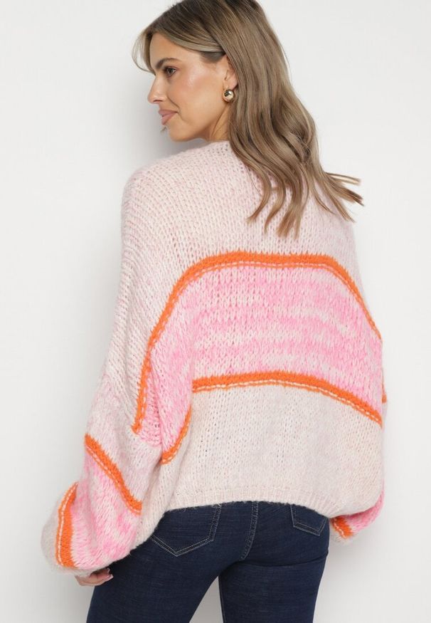 Born2be - Różowy Niezapinany Kardigan z Domieszką Wełny w Paski Argulia. Okazja: na co dzień. Kolor: różowy. Materiał: wełna. Wzór: paski. Styl: klasyczny, casual, elegancki