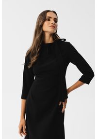 Stylove - Elegancka sukienka z wiązaniem przy dekolcie i falbaną czarna. Okazja: na spotkanie biznesowe. Kolor: czarny. Styl: elegancki