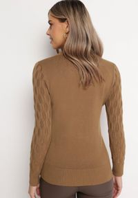Born2be - Brązowy Klasyczny Sweter z Tłoczonym Zdobieniem Nainea. Okazja: na co dzień. Kolor: brązowy. Wzór: aplikacja. Styl: klasyczny