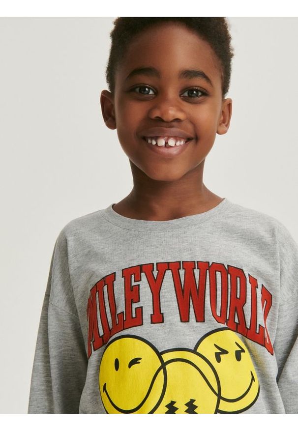 Reserved - Longsleeve oversize SmileyWorld® - jasnoszary. Kolor: szary. Materiał: bawełna, dzianina. Długość rękawa: długi rękaw