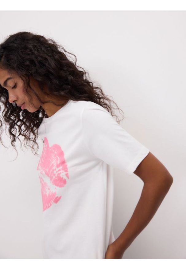 Reserved - T-shirt z nadrukiem - biały. Kolor: biały. Materiał: dzianina, bawełna. Wzór: nadruk