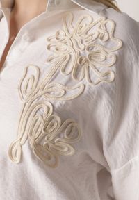 Born2be - Biała Wiszkowa Koszula Nietoperzowa z Regulowanymi Rękawami i Haftem Maryrenna. Okazja: na co dzień. Typ kołnierza: kołnierzyk klasyczny. Kolekcja: plus size. Kolor: biały. Materiał: tkanina, materiał. Wzór: haft. Sezon: lato. Styl: casual, klasyczny #3