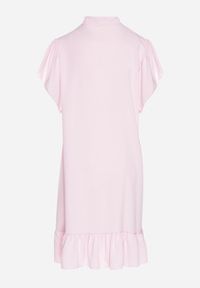 Born2be - Różowa Sukienka Koszulowa z Guzikami i Falbankami Tenalena. Okazja: na co dzień. Typ kołnierza: kołnierz z falbankami. Kolor: różowy. Typ sukienki: koszulowe. Styl: casual, elegancki, sportowy #3