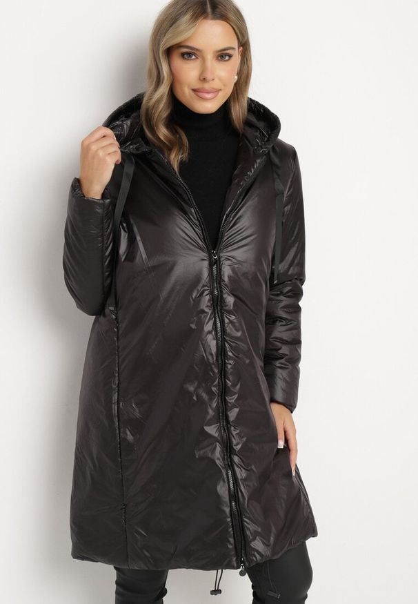 Born2be - Czarna Kurtka o Długim Kroju z Kapturem Ściągaczami i Kieszeniami Salornia. Okazja: na co dzień. Typ kołnierza: kaptur. Kolor: czarny. Materiał: jeans. Długość: długie. Sezon: zima. Styl: casual, elegancki, klasyczny