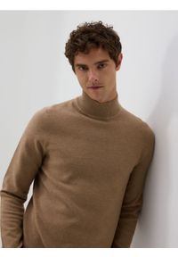 Reserved - Gładki golf z dzianiny - brązowy. Typ kołnierza: golf. Kolor: brązowy. Materiał: dzianina. Wzór: gładki #1