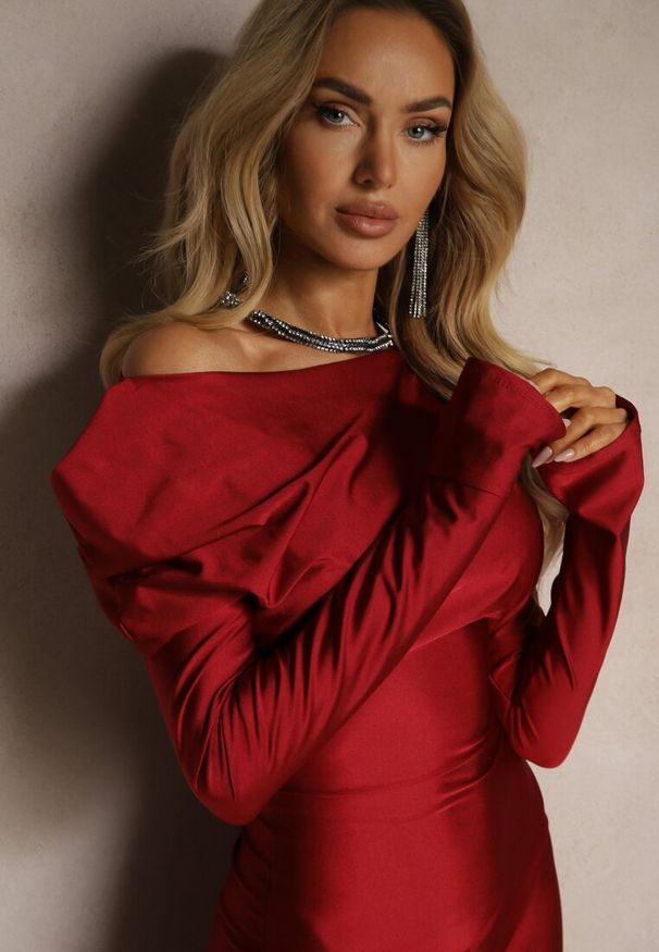 Renee - Czerwona Asymetryczna Sukienka o Dopasowanym Kroju z Rozcięciem Ravilia. Kolor: czerwony. Materiał: zamsz. Długość rękawa: długi rękaw. Typ sukienki: asymetryczne. Styl: klasyczny, elegancki