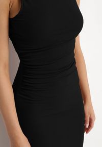 Born2be - Czarna Dopasowana Sukienka z Wełną Zdobiona Marszczeniem i Rozcięciem Lisarea. Okazja: na co dzień. Kolor: czarny. Materiał: wełna. Wzór: aplikacja. Typ sukienki: dopasowane. Styl: casual #2