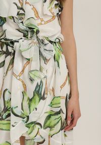 Renee - Biało-Zielona Sukienka Nephesiphe. Kolor: biały. Materiał: materiał. Długość rękawa: na ramiączkach. Wzór: aplikacja, kwiaty. Typ sukienki: kopertowe, asymetryczne. Długość: mini #3