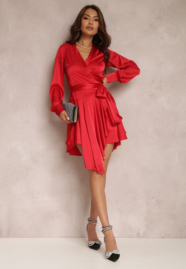 Renee - Czerwona Sukienka Satynowa Anastothee. Typ kołnierza: kołnierz z falbankami, dekolt w kształcie V. Kolor: czerwony. Materiał: satyna. Typ sukienki: kopertowe. Styl: elegancki, klasyczny. Długość: mini